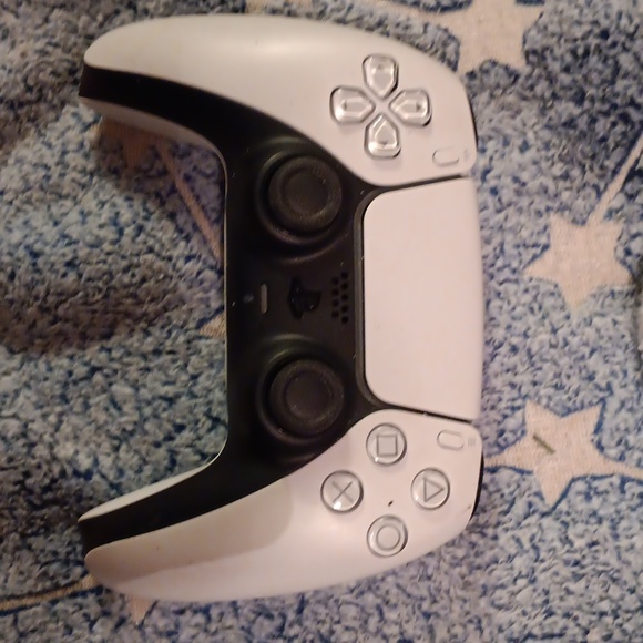 Various brand new controllers, including the scuff instinct pro Xbox controller. - Picture 4 of 6